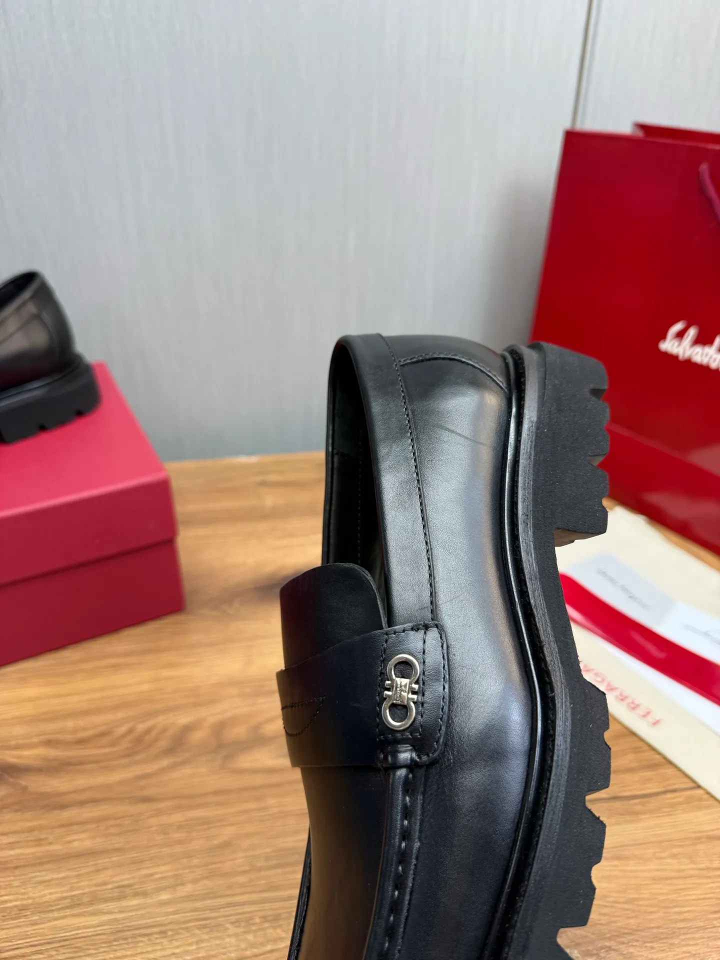 Men's shoes 💰880💰 Ferragamo. [Ferragamo] Men's Loaf leather shoes, the latest hot style, 1:1 original purchase quality, top quality, imported open-edge beaded cowhide leather on the upper, hand-made three-dimensional stitching highlights the round toe design, the inner feet are made of imported cowhide, with original wear-resistant rubber outsole, matching code 39-44, (38, 45 custom-made, non-refundable)
